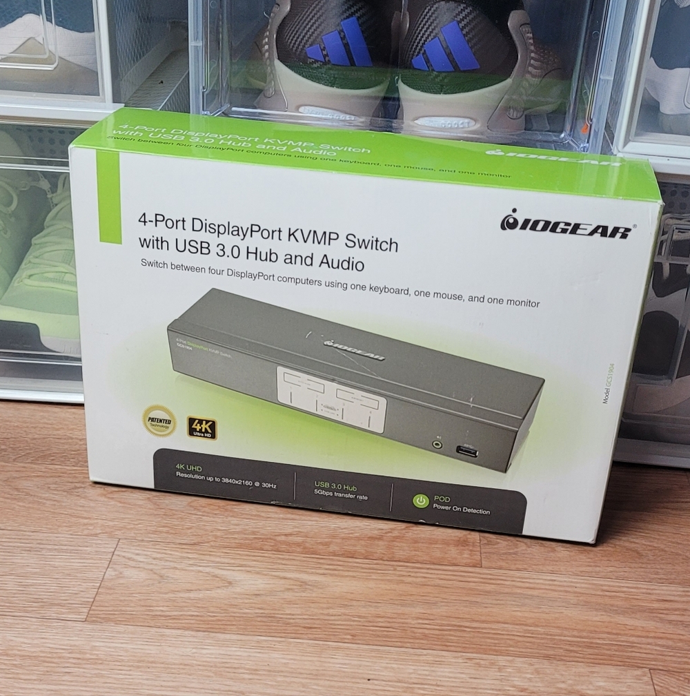 4-Port DisplayPort KVMP Switch with USB 3.0 Hub - White/Green